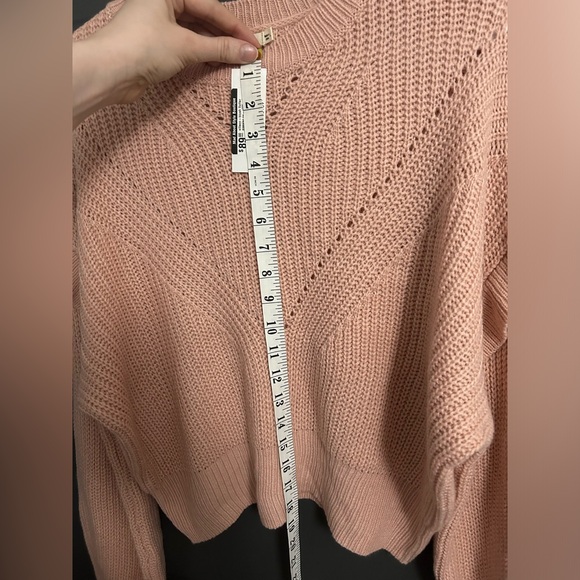 Pink sweater with details on shoulders, slightly cropped length - Picture 8 of 8